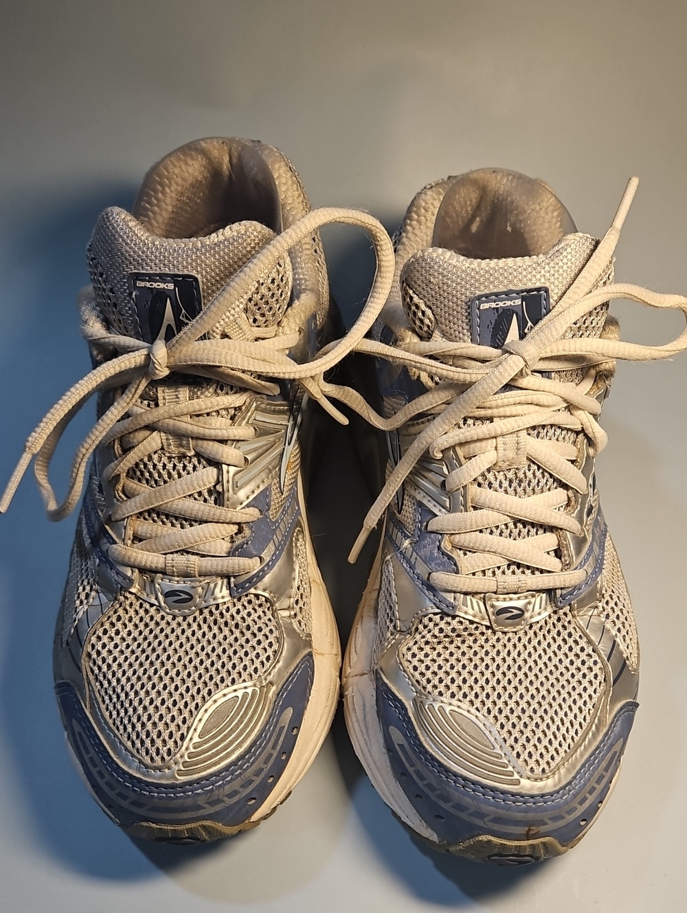 Brooks Womens Sneakers in Light Gray and Blue Accents. Size 8 Bin 11